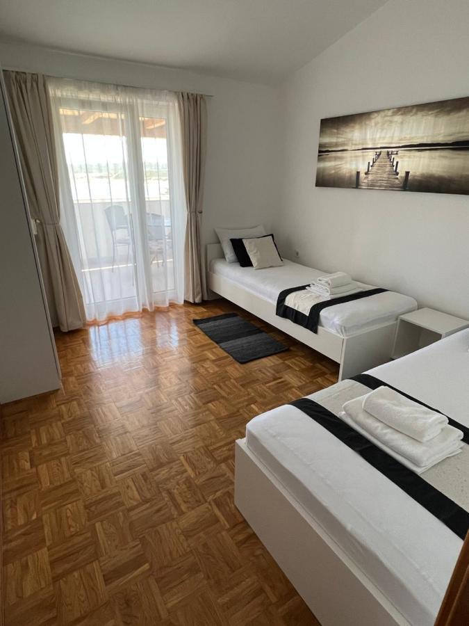 Apartments Loncar-Near Zrce Beach Новаля Екстер'єр фото