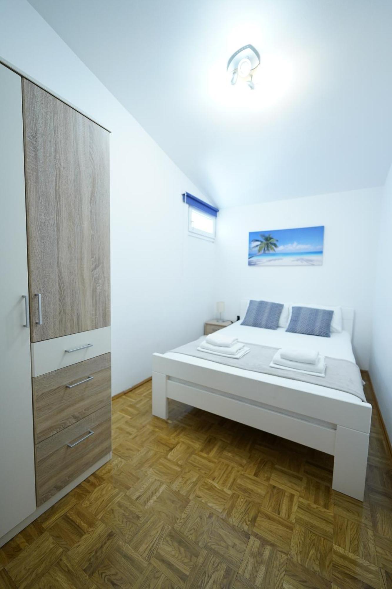 Apartments Loncar-Near Zrce Beach Новаля Екстер'єр фото